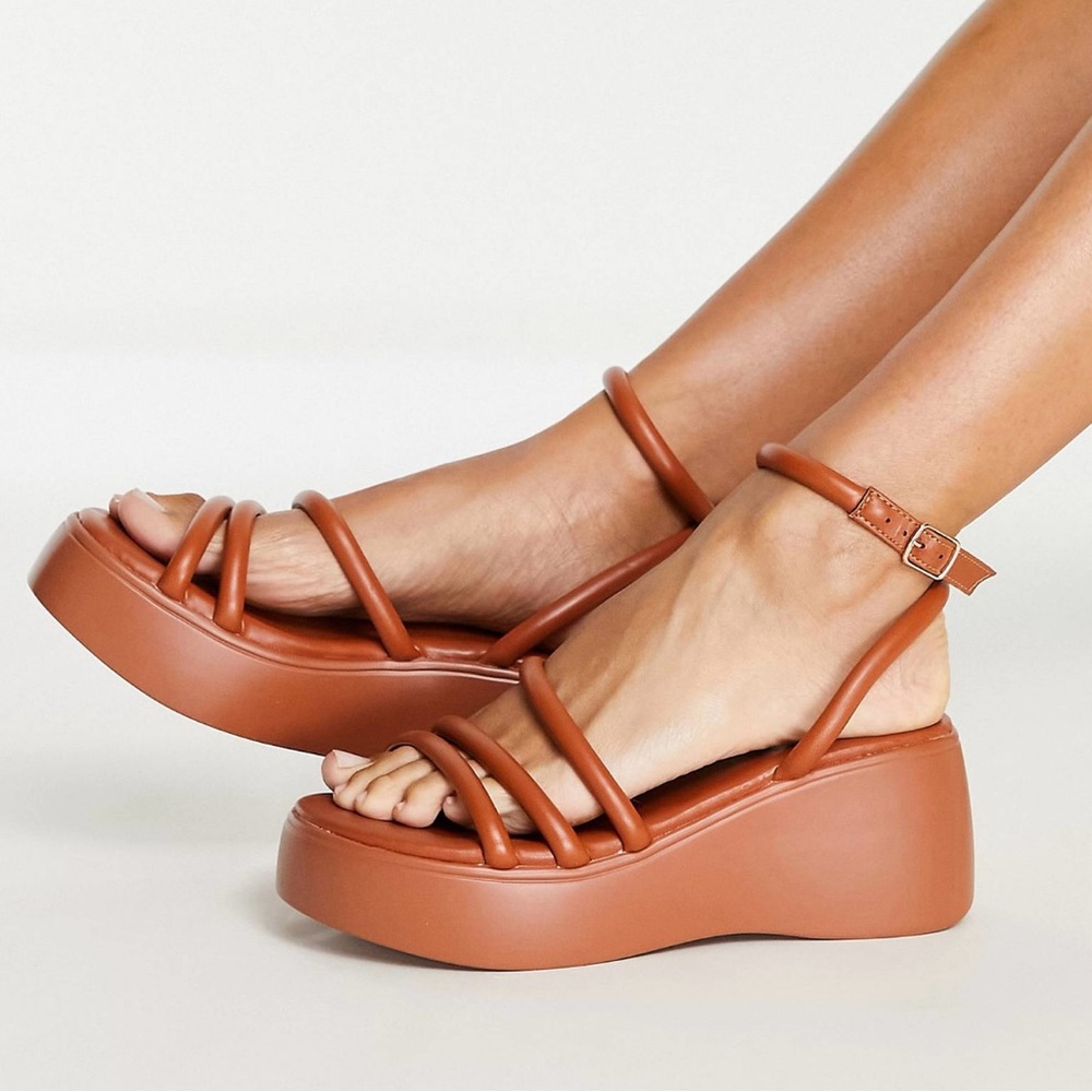 NWOT RAID Echo flatform sandals in tan